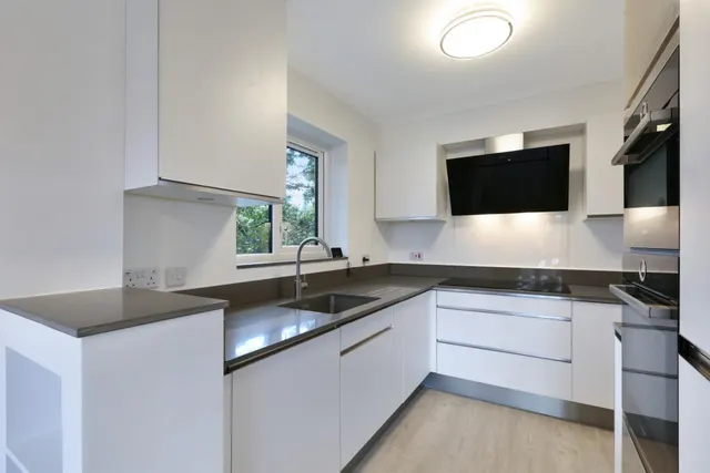 Wavel Place, London, photo 1