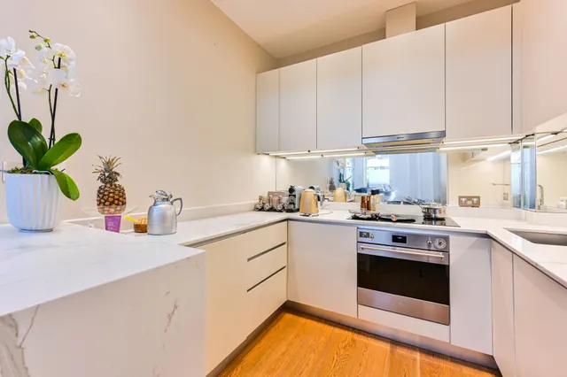 Photo 3 — Flat 5, 177 Cromwell Road, London