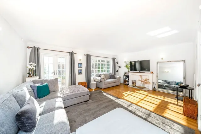 Dresden Way, Weybridge, KT13, photo 2