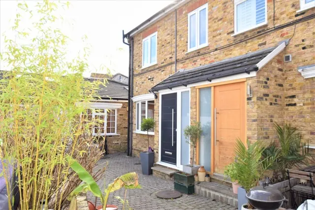 Gresham Mews, W4, photo 1