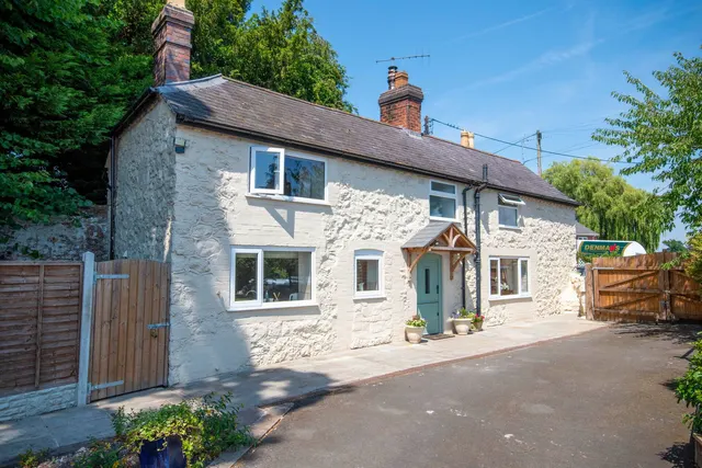 3 bedroom house — Maesbury Marsh, Oswestry, SY10 8JB