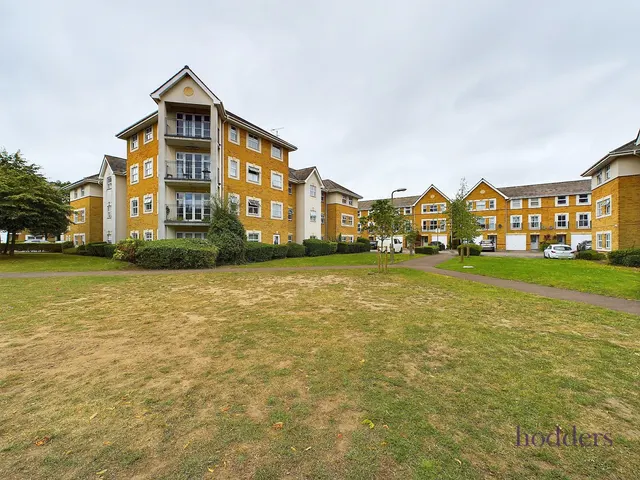 International Way, Sunbury-On-Thames, TW16, photo 1