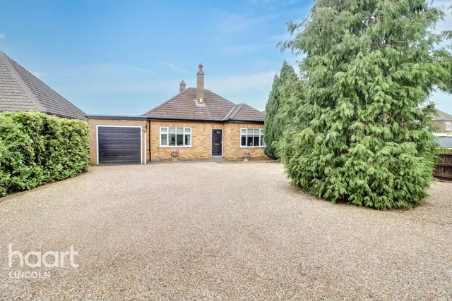 Bunkers Hill, Lincoln, LN2, photo 1