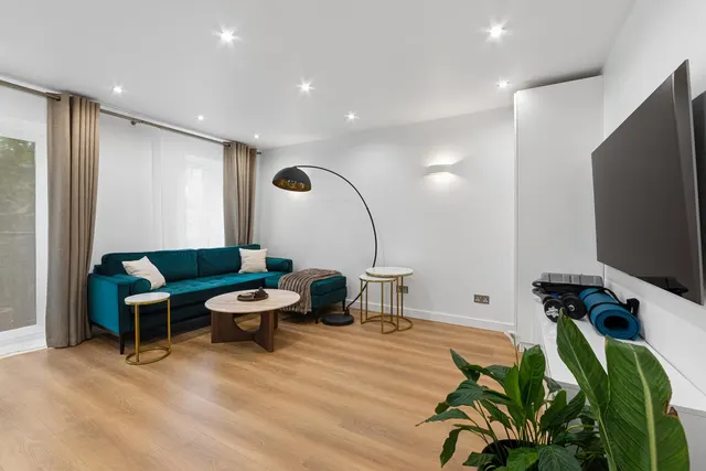 Weseley Avenue, E16, photo 1