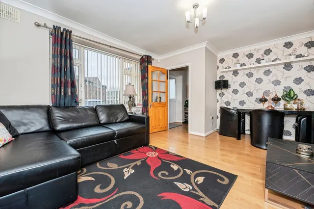 Photo 2 — Arisdale Avenue, South Ockendon, Essex, RM15