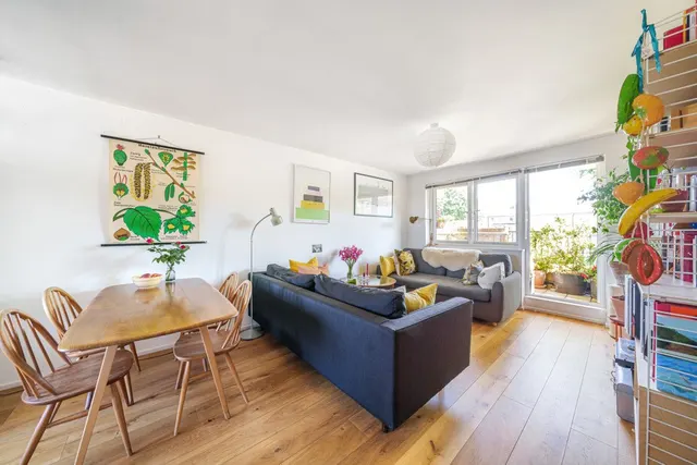 Montague Square, SE15, photo 1