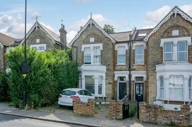 86 Greyhound Lane, London, photo 1