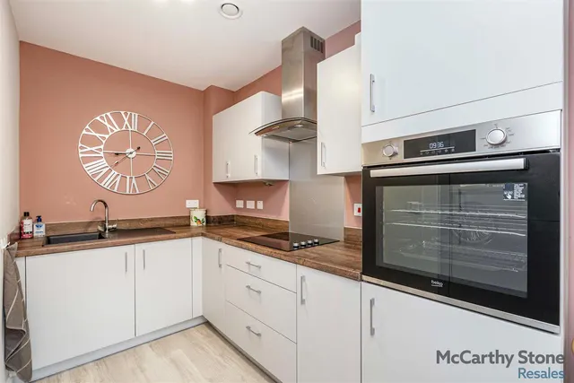 London Road, Bagshot, GU19, photo 2