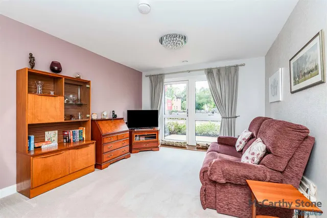 London Road, Bagshot, GU19, photo 1