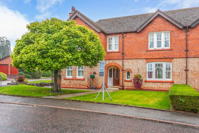 Stonyhurst Crescent, Culcheth, Warrington, WA3 4DN, photo 1