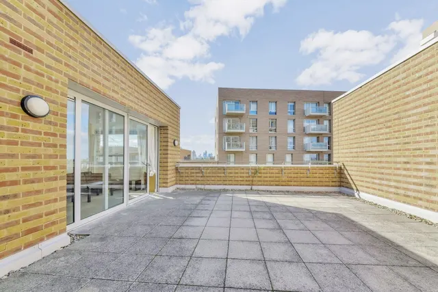 Photo 2 — Nelson Walk, Bromley-By-Bow, London, E3