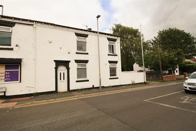 Shaw Road, Royton, photo 1