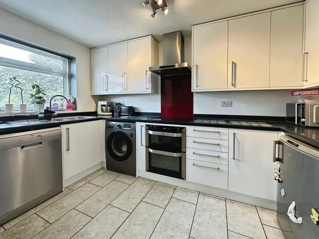 Photo 2 — Bach Close, Basingstoke, Hampshire, RG22 4JZ