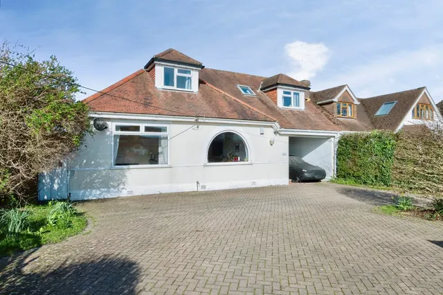 Christchurch Road, West Parley, Ferndown, photo 1