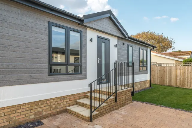 Wick Lane, Christchurch, BH6, photo 2