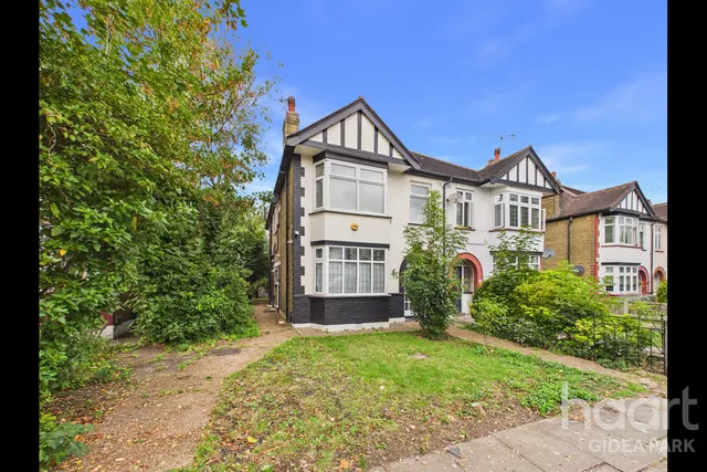 Lodge Avenue, Gidea Park, RM2, photo 3