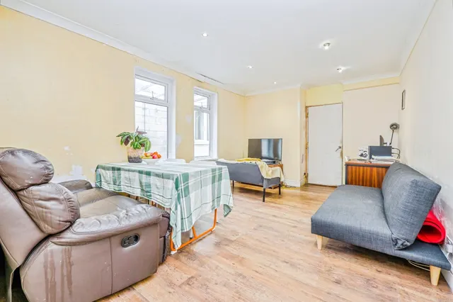 Claude Place, Roath, CF24, photo 2