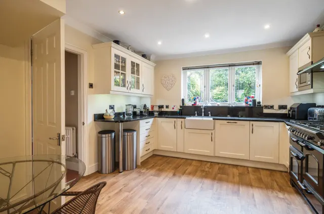 Hoggarth Close, Petersfield, GU31, photo 3
