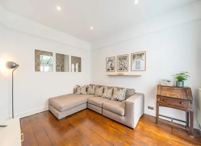 Photo 3 — Sandmere Road, Clapham, SW4