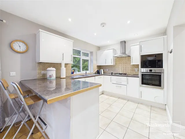 Tudor Close, Kingsbury, NW9, photo 3