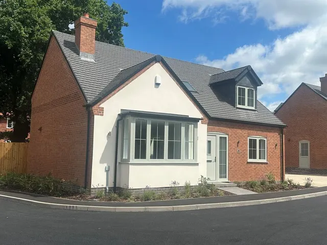 Wannock Gardens, (chigwell Border), IG6 2SH, photo 1