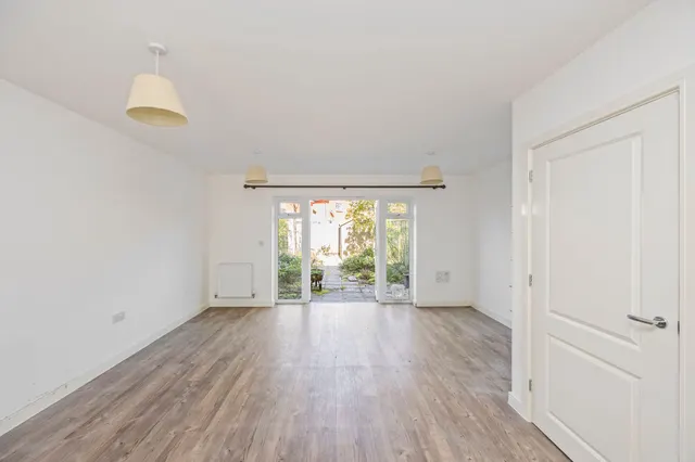 Carter Drive, Broadbridge Heath, RH12, photo 3