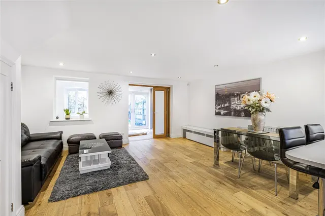 Telegraph Place, London, E14, photo 1
