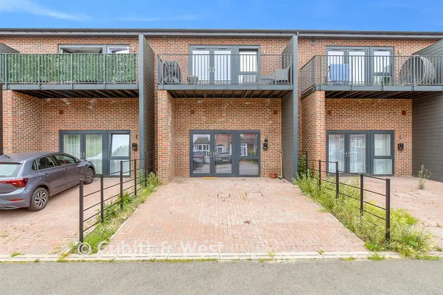 St. John's Road, Redhill, RH1, photo 1