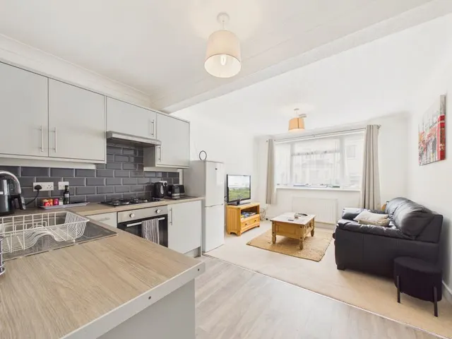 Photo 3 — Thanet Gardens, Folkestone, Kent, CT19