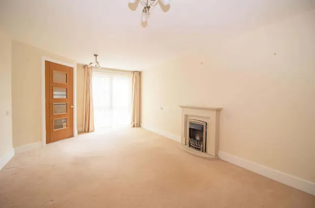 Photo 2 — 1A Beaconsfield Road, Waterlooville, PO7 7FB
