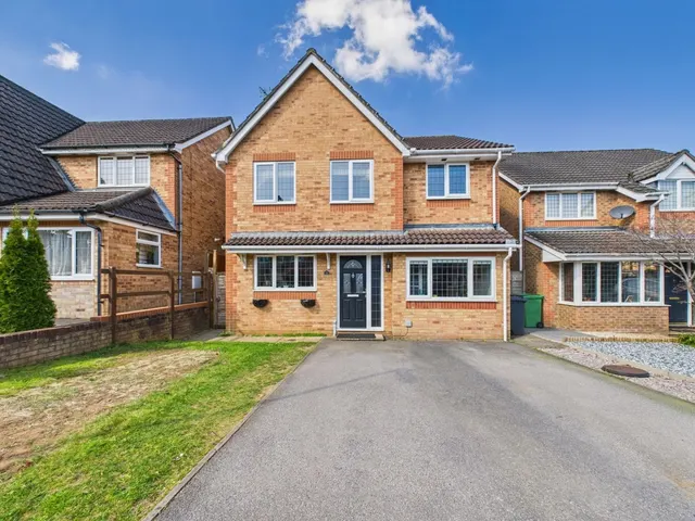 Bed Detached Home, Bordon, GU35, photo 1