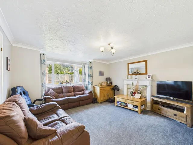 Bed Detached Home, Bordon, GU35, photo 2