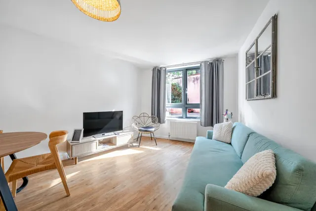 Shepherd's Bush Road, Hammersmith, W6, photo 1