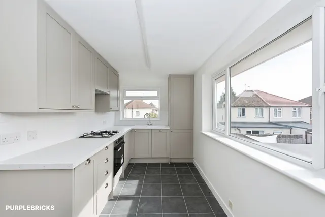 Peninsular Close, Feltham, TW14, photo 2