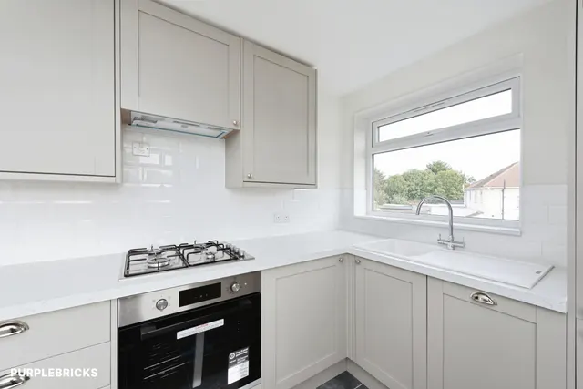Peninsular Close, Feltham, TW14, photo 3