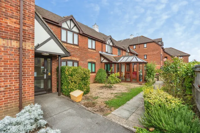 The Crescent, Eastleigh, SO50, photo 1