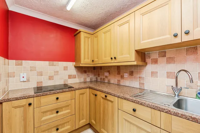 The Crescent, Eastleigh, SO50, photo 2