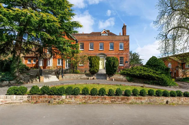 Castle Hill, Farnham, GU9, photo 1