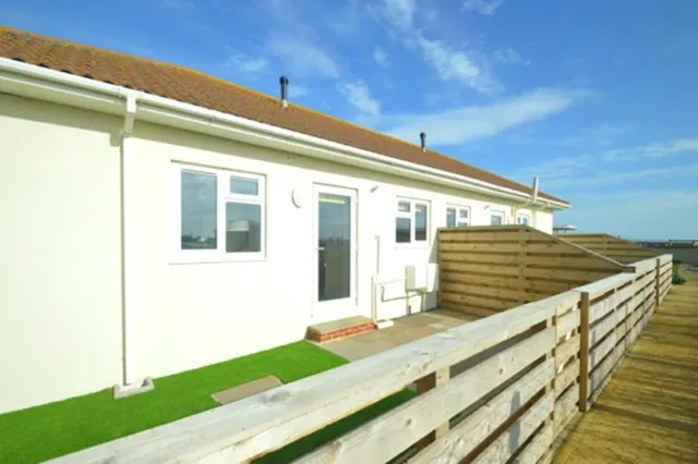 Yaverland Road, Sandown, PO36, photo 1