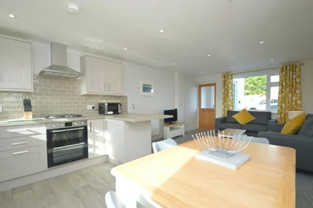 Yaverland Road, Sandown, PO36, photo 3