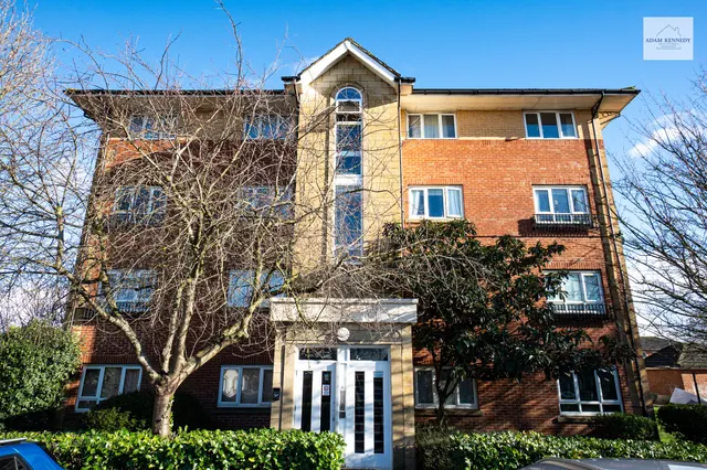 64 Pentland Close, London, N9 0XN
