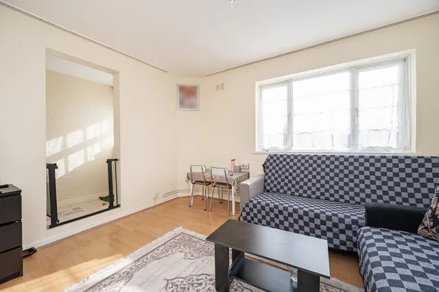 Photo 2 — 78 Mayfield Close, London