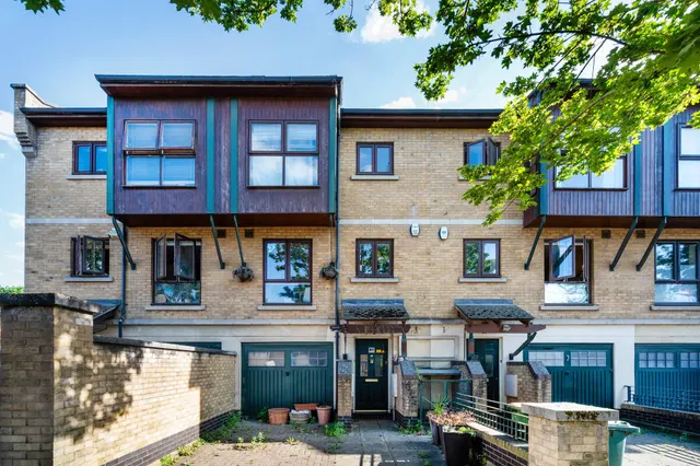 Hanover Avenue, London, E16, photo 1
