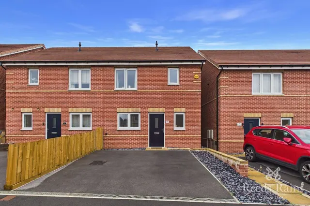 Lotus Crescent, Castleford, West Yorkshire, WF10, photo 1