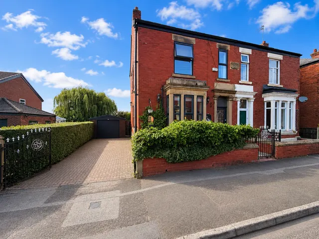 4 bedroom house — Cheetham Hill Road, Dukinfield, SK16 5JY