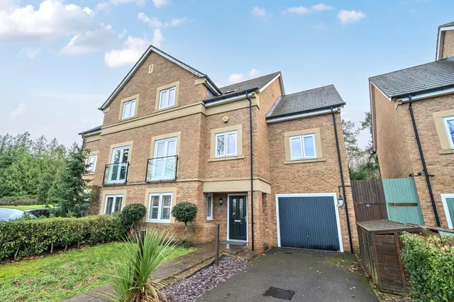 Richmond Crescent, Epsom, KT19, photo 1