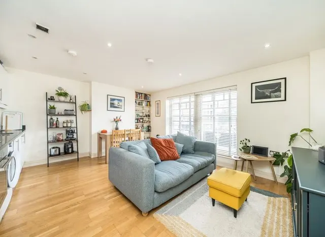 Garratt Lane, Earlsfield, SW18, photo 1