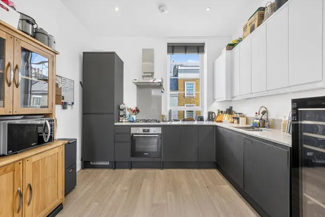Putney Bridge Road, London, SW15, photo 2