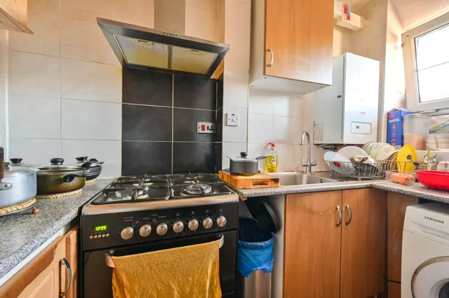 London, E1W, photo 3