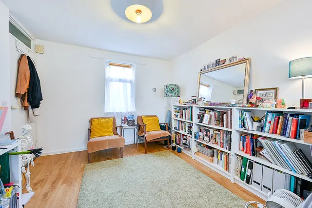 6 Cherry Wood Way, London, photo 1